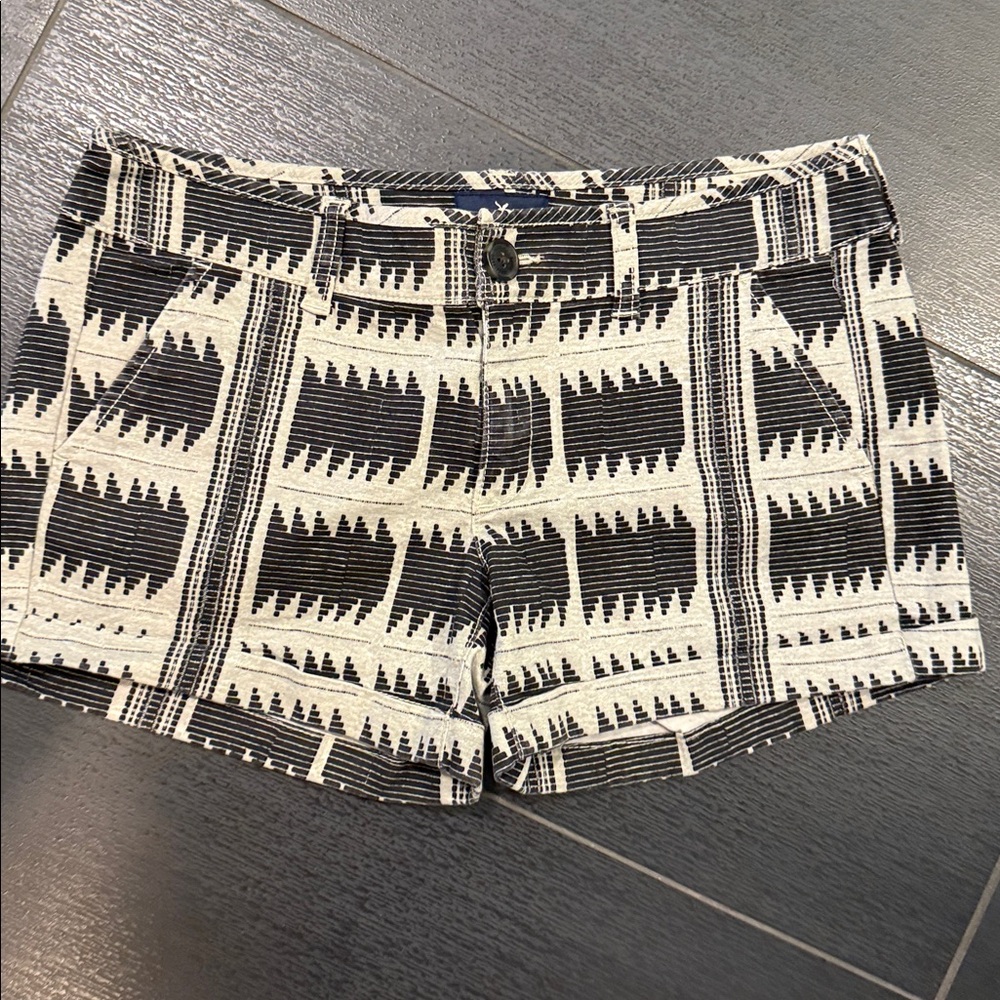 American Eagle Outfitters Shorts in mint condition, Size 4 excellent quality.